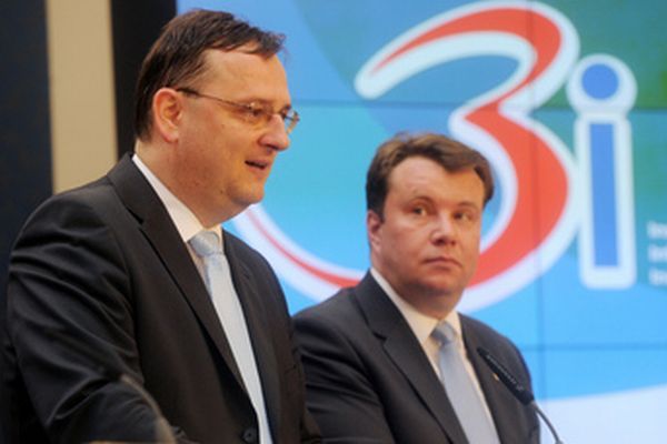 Premiér Petr Nečas a ministr průmyslu a obchodu Martin Kocourek.
