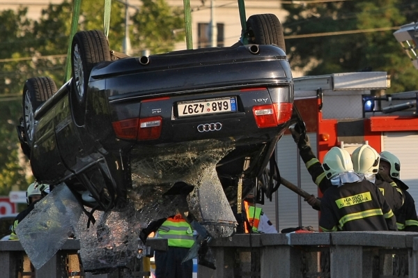 Totálně zdemolované služební audi, v němž skončil policista ve Vltavě.