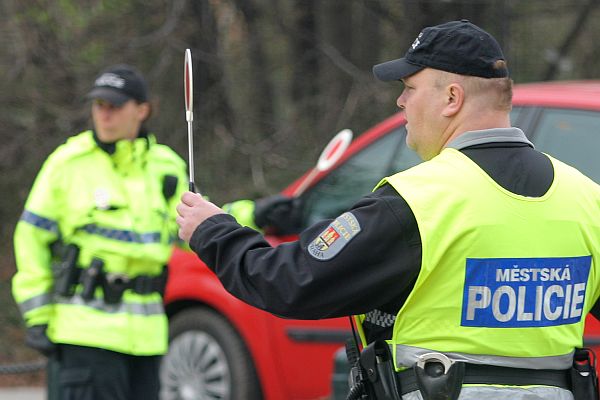Strážníci městské a obecní policie už od srpna nebudou muset na měření rychlosti upozorňovat řidiče značkami (ilustrační foto). Strážníci městské a obecní policie už od srpna nebudou muset na měření rychlosti upozorňovat řidiče značkami (ilustrační foto).