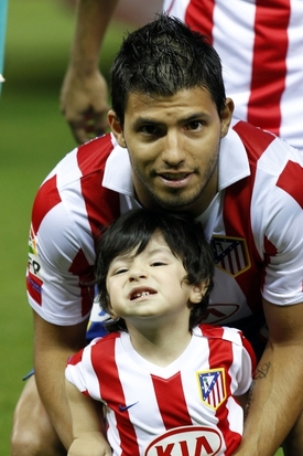 Útočník Atlétika Madrid Sergio Agüero se synem Sebastianem.