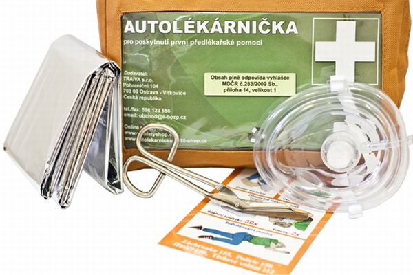 Resuscitační maska a leták už nepatří k povinné výbavě autolékárničky.