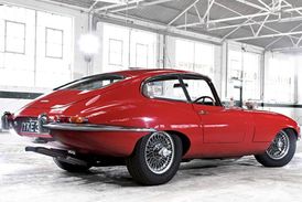 Svého času byl E-Type nejrychlejším sériově vyráběným automobilem.