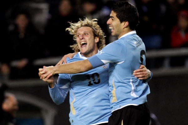 Luis Suárez a Diego Forlán z Uruguaye se radují z branky do sítě Peru. Luis Suárez a Diego Forlán z Uruguaye se radují z branky do sítě Peru.