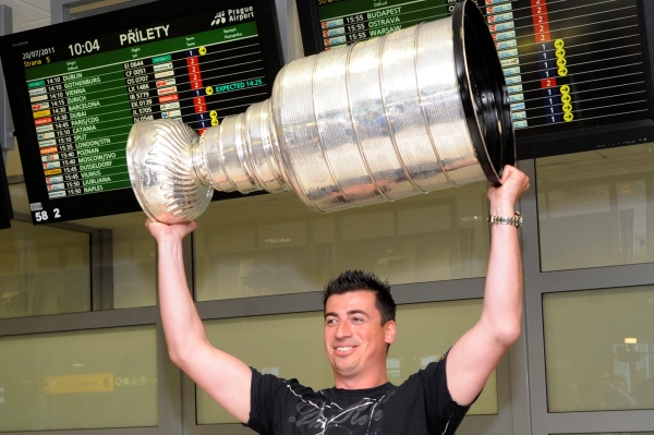 Tomáš Kaberle ukazuje Stanley Cup na letišti v Ruzyni.