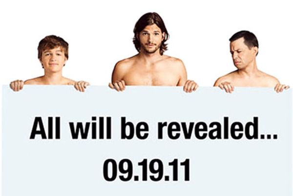 Ashton Kutcher (uprostřed) v nové upoutávce na seriál Dva a půl chlapa.