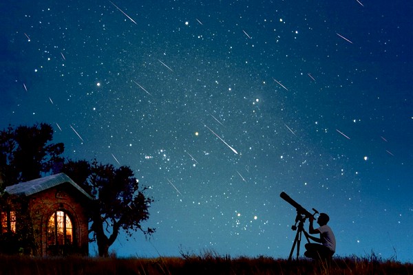 Letní oblohu ozdobí bohatý meteorický roj Perseidy. Letní oblohu ozdobí bohatý meteorický roj Perseidy.