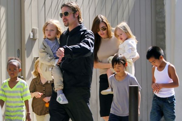 Angelina Jolie s Bradem Pittem a dětmi. Angelina Jolie s Bradem Pittem a dětmi.