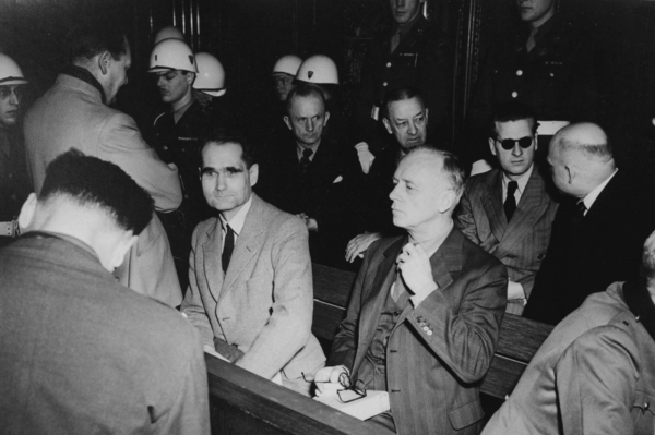 Rudolf Hess (ve světlém saku uprostřed) u soudu v rámci Norimberského procesu.