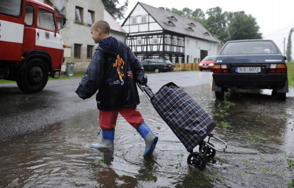 Chlapec je jedním z evakuovaných ve Vísce u Višňové na Liberecku.