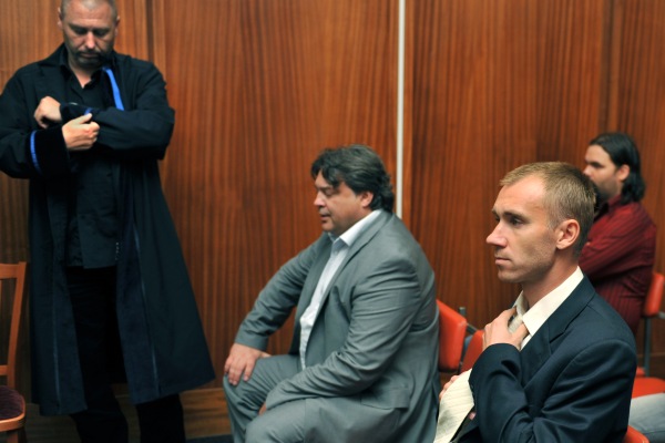 Karel Kapr (ve světlém obleku) a Petr Drobisz (vpravo) u soudu v Olomouci.