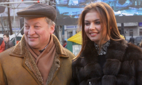 Karpov s gymnastkou (a údajnou Putinovou milenkou) Alinou Kabajevovou, která již poslankyní je. Karpov s gymnastkou (a údajnou Putinovou milenkou) Alinou Kabajevovou, která již poslankyní je.