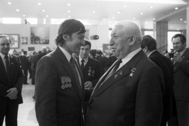 Karpov byl mocí Kremlu přitahován již za dob Sovětského svazu. Na sjezdu Komunistické strany SSSR v roce 1986.