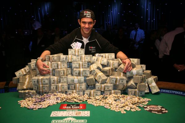 Joe Cada, vítěz z roku 2009. Vyhrál 8,5 milionu dolarů.