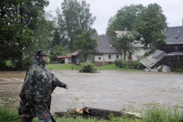 Zvedající se hladiny řek vystrašily hlavně obyvatele Liberecka. To loni zažilo ničivé povodně.