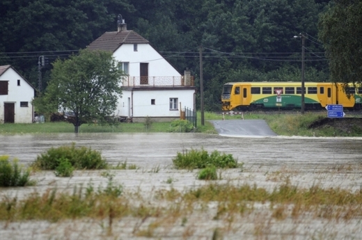 Voda se zatím vylila jen do polí, obec Višňová je téměř odříznutá od světa.