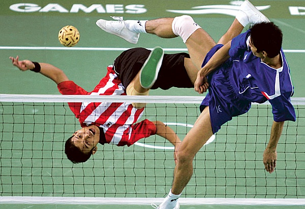Sepak Takraw se hraje míčem upleteným z ratanu.