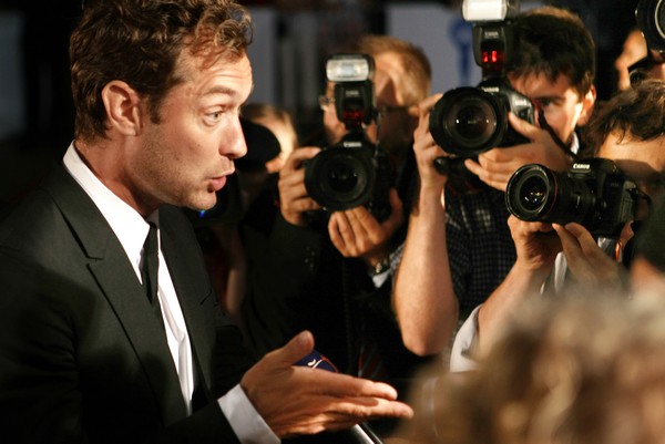 Jude Law podal trestní oznámení na společnost Ruperta Murdocha kvůli odposlechům na území USA. FBI zbystřila pozornost.
