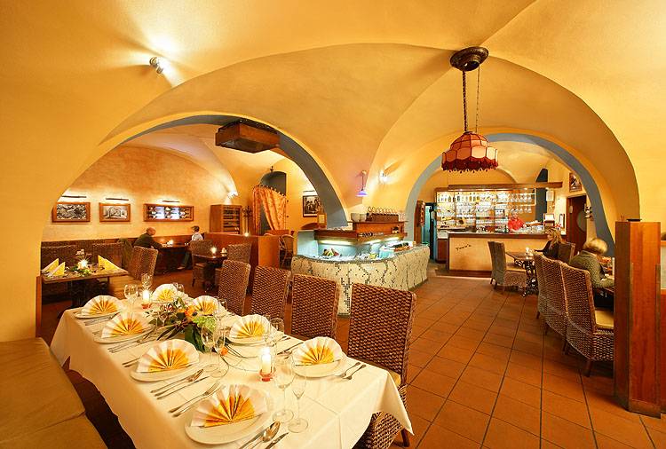 Papa's je příjemná restaurace v centru Krumlova. Papa's je příjemná restaurace v centru Krumlova.