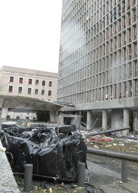 Zdemolované auto před vládní budovou. Byla v něm bomba?
