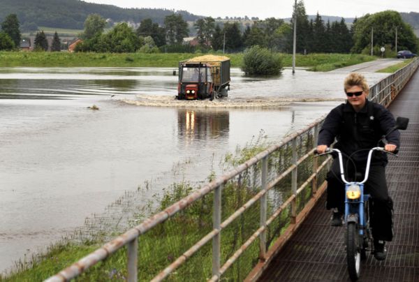 Rozvodněná řeka Morava zaplavila louky a pole.