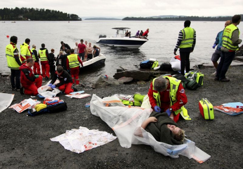 Raněné převáželi z ostrova na pevninu. (Foto: Profimedia)