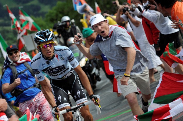 Alberto Contador ve stoupání na L'Alpe d'Huez.