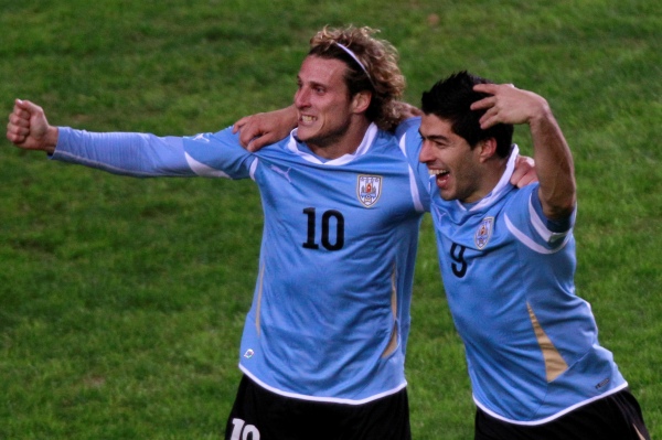 Útočné duo Uruguaye - Diego Forlán a Louis Suárez.