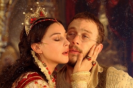 Kletba bratří Grimmů: jednoho z bratrů si zahrál Heath Ledger, coby zlá čarodějnice ho svádí Monica Bellucciová.