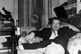 Don Birnam (Ray Milland) chlastá ve Wilderově Ztraceném weekendu první ligu.