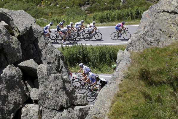 Momentka z letošní kopcovité Tour de France.