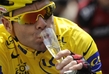 Tradiční posilnění vítězů v poslední etapě - Cadel Evans si pochutnává na pravém šampaňském. (Foto: Profimedia)