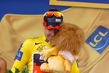 Dojatý bručoun Cadel Evans po vítězné časovce. (Foto: Profimedia)