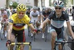 Mezi těmito jezdci se rozhodovalo v předposlední etapě o vítězství. V časovce předhonil Andyho Schlecka (vpravo) vítěz Cadel Evans. (Foto: ČTK)