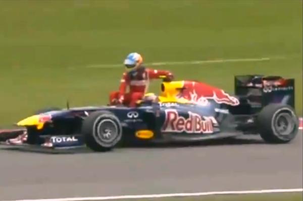 Mark Webber povozil na monopostu Fernanda Alonsa.