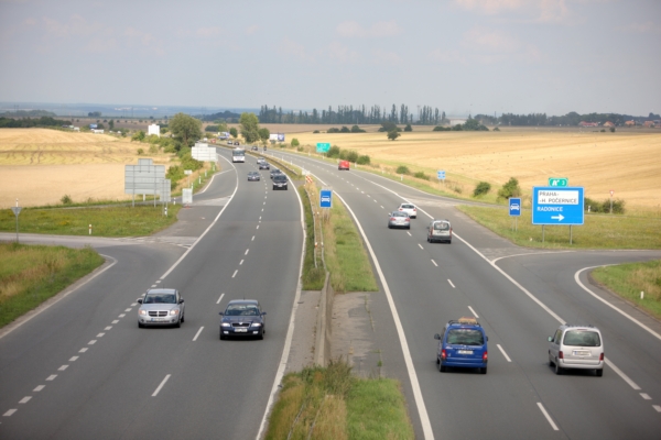 Po liberecké rychlostní silnici R35 jelo auto v protisměru (ilustrační foto).