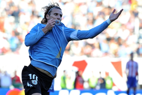 Diego Forlán vstřelil v utkání dvě branky.