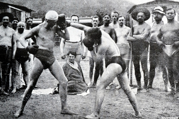 Vltavské břehy v pražském Podolí v čase až čtyřicetistupňových veder. U vody bylo dost síly i na sport. Snímek z časopisu Český svět z července 1911.
