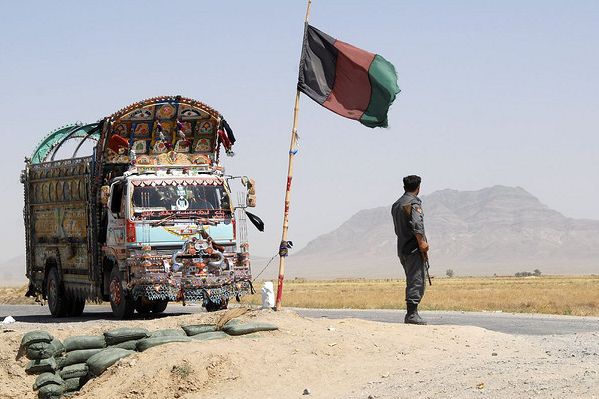 Armáda najímá místní dopravce, aby podpořila hospodářství. Některé firmy však mají napojení na Taliban.