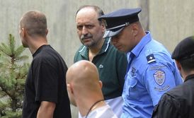 Goran Hadžić (vzadu v zeleném) před odletem do Haagu.
