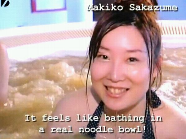 Návštěvnice nudlové lázně Makiko Sakazume.