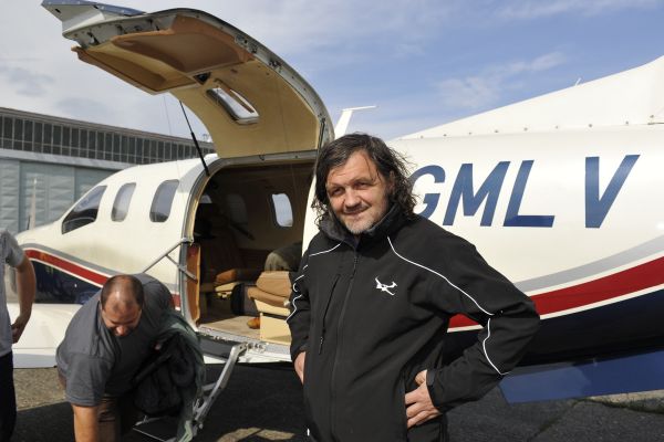 Emir Kusturica přiletěl do Uherského Hradiště soukromým letadlem.