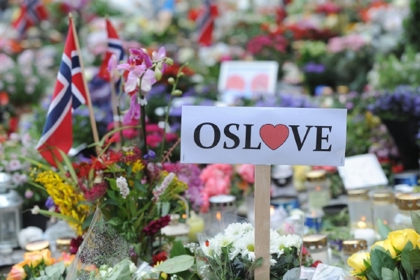Ulice Osla zaplnily květiny a fotografie, které připomínají oběti masakru.