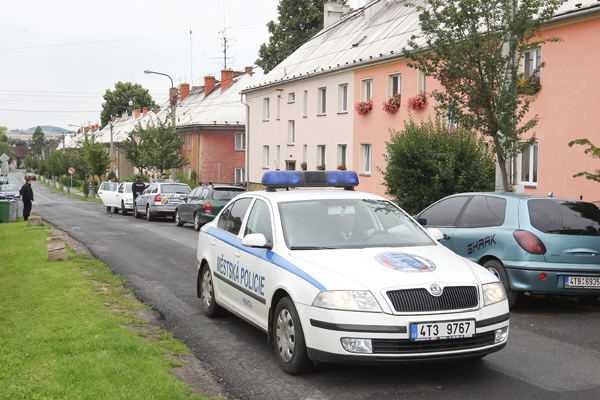 Policie v Hlubčické ulici v Krnově, kde se v jednom z domů našlo tělo jedenáctileté dívky. 