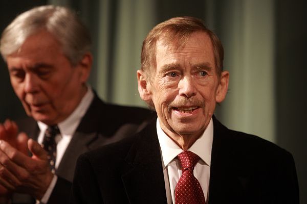 Václav Havel na premiéře svého filmu Odcházení. V pozadí Josef Abrhám.