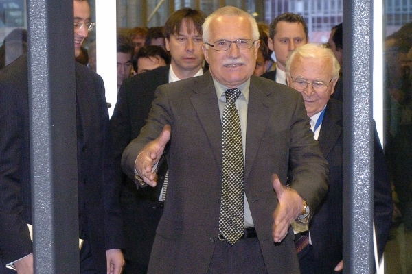 V Praze Klausovi detektory nevadí, v Austrálii kvůli nim zrušil rozhovor.