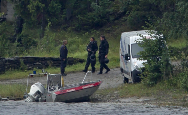 Na norské policisty se snesla vlna kritiky kvůli pomalému zásahu proti vraždícímu střelci.