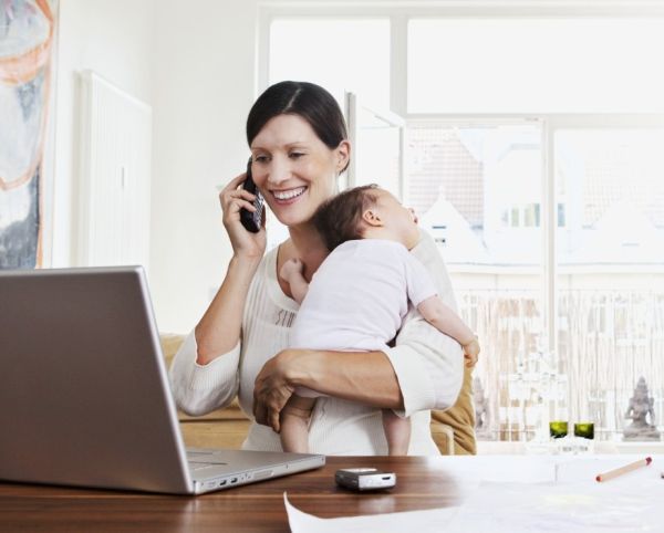 Po dítě je prý nejlepší, když během mateřské mají oba rodiče home office.