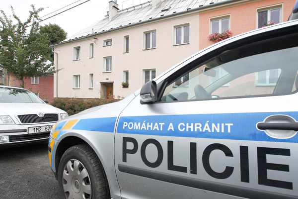 Policejní vůz v Hlubčické ulici v Krnově, kde byla v jednom z domů nalezena mrtvá dívka.