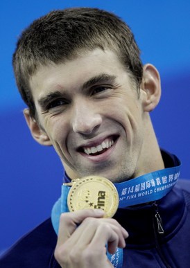 Michael Phelps se zlatou medailí.