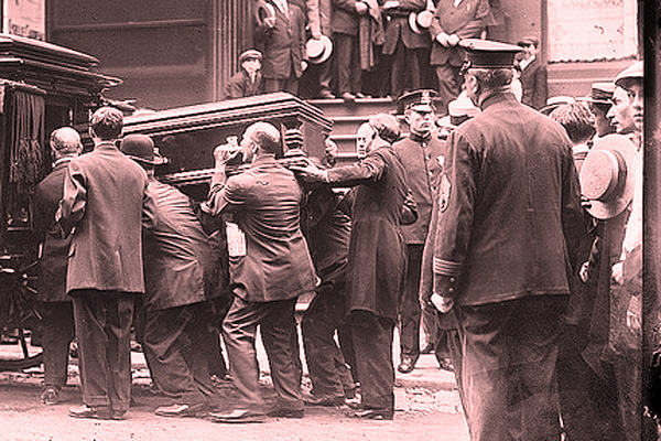 Pohřeb v roce 1911. I tehdy se v patologických ústavech a v pohřebních službách děly věci nevídané.